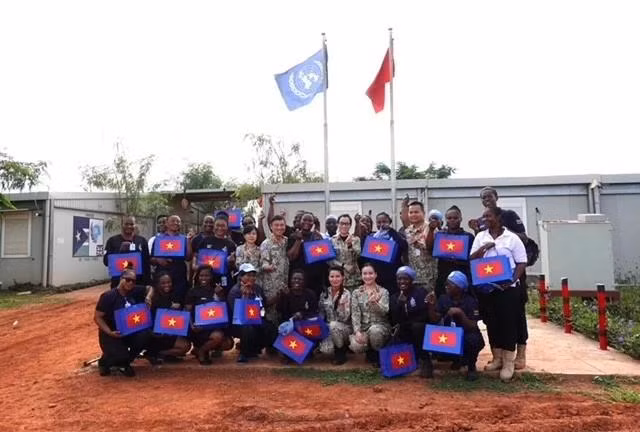 Photo de souvenirs entre le personnel de l’hôpital de campagne de niveau 2 no 5 du Vietnam et les policières de l’unité du Ghana (Ghana FPU). Photo: Hôpital de campagne de niveau 2 n° 5