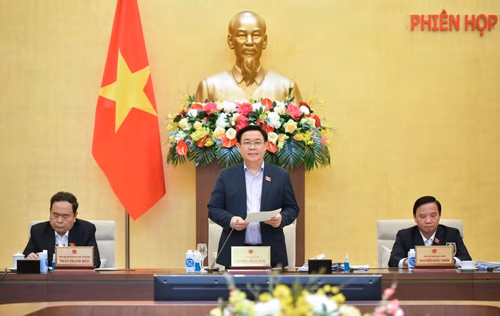 Le Président de l’Assemblée nationale du Vietnam, Vuong Dinh Huê (debout). Photo: quochoi.vn.