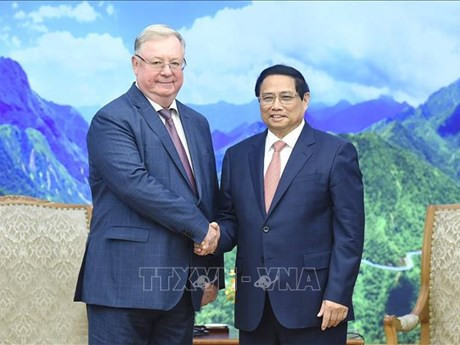Le PM vietnamien Pham Minh Chinh (à droite) et le président de la RFBA, Sergey Stepashin, le 23 avril à Hanoï. Photo: VNA