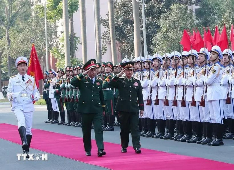 Le ministre vietnamien de la Défense, le général Phan Van Giang, et son homologue lao, le général de corps d’armée Khamliang Outhakaysone, le 18 décembre à Hanoi. Photo : VNA.