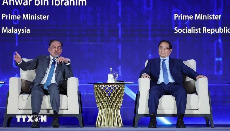 Les Premiers ministres vietnamien et malaisien discutent de l'intelligence artificielle. Photo : VNA. 