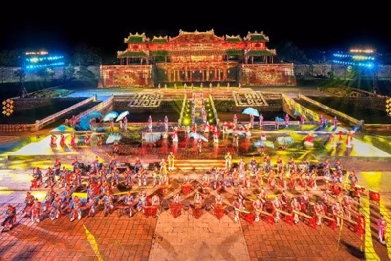 Chaque année, le Festival de Huê permet au public d’apprécier l’harmonie entre la tradition et la modernité. Photo : CVN.