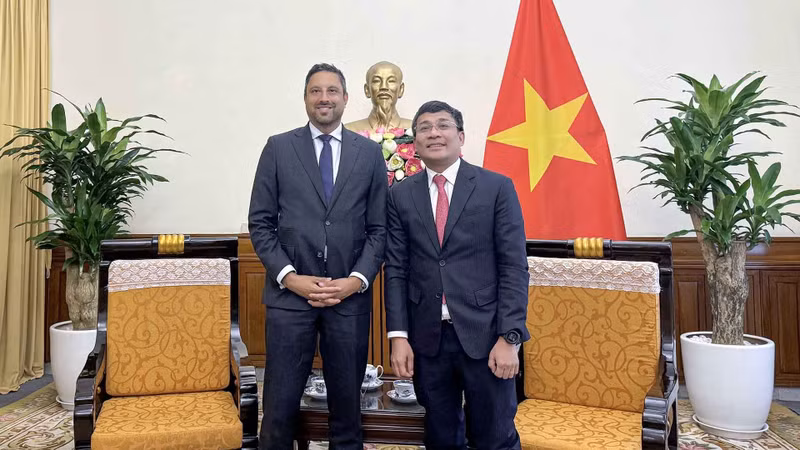 Le vice-ministre permanent des Affaires étrangères du Vietnam, Nguyên Minh Vu (à droite), et l'ambassadeur chargé du cyberespace et des technologies essentielles du ministère des Affaires étrangères et du Commerce de l’Australie, Bredan Dowling, le 29 janvier à Hanoi. Photo : baoquocte.