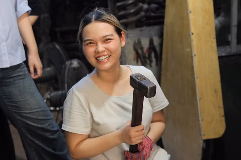 Sous la tutelle experte des maîtres artisans, les visiteurs peuvent repartir avec un couteau fait de leurs propres mains. Ce sont des expériences uniques et inoubliables. Photo : baovanhoa.
