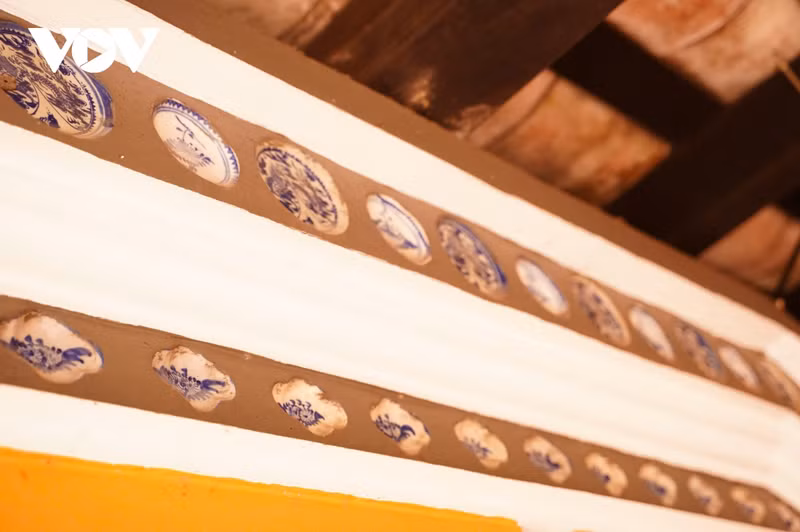 Les visiteurs peuvent admirer une collection de 7 000 petites assiettes en céramique qui ornent les murs de la salle de prière, de la tour ancestrale et du toit, créant un style d’architecture unique et incomparable. Ces pièces décoratives sont principalement fabriquées dans la poterie de Lai Thieu, province de Binh Duong (au sud). Certaines autres proviennent de Chine, ou encore du Japon. Photo : VOV.