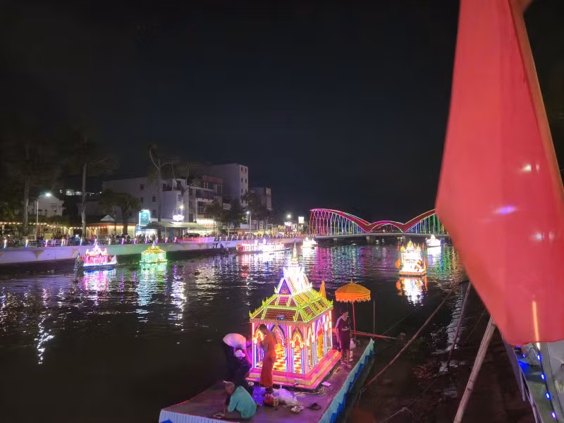 Chaque lanterne porte une prière. Photo : thoidai.vn.
