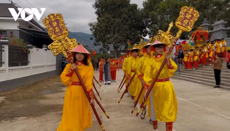 C’est la deuxième fois que la Fête d’offrande d’encens au temple Hai Ba Trung a lieu dans le district de Song Ma, créant une atmosphère animée et joyeuse au début du Nouvel An lunaire dans la région frontalière du nord-ouest du pays. Photo : VOV C’est la deuxième fois que la Fête d’offrande d’encens au temple Hai Ba Trung a lieu dans le district de Song Ma, créant une atmosphère animée et joyeuse au début du Nouvel An lunaire dans la région frontalière du nord-ouest du pays. Photo : VOV