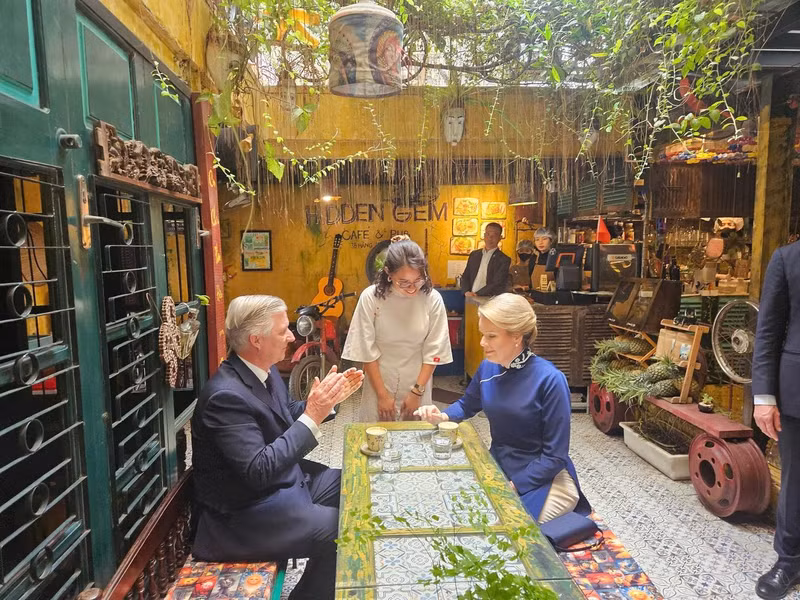 Le roi Philippe et la reine Mathilde prennent le café aux œufs, une spécialité de Hanoï.