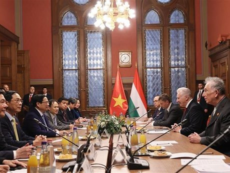 Le PM vietnamien Pham Minh Chinh (à gauche) rencontre le Vice-Président du Parlement hongrois Jakab Istvan, le 19 janvier à Budapest. Photo : VNA.