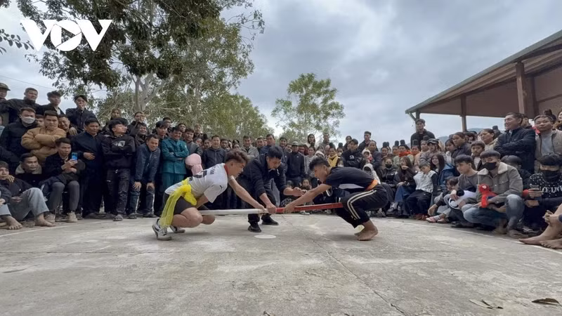 De nombreuses activités culturelles et sportives ont été organisées lors de la Fête d’offrande d’encens au temple Hai Ba Trung. Elles ont attiré un grand nombre de visiteurs. Les plus marquantes étaient les compétitions de lutte, les concours de cuisine et les jeux populaires, comme le tir à la corde, le jeu d’échecs, la poussée de bâton, la capture de canards, ou encore le jeu de lancer de balles d’étoffe. Photo : VOV De nombreuses activités culturelles et sportives ont été organisées lors de la Fête d’offrande d’encens au temple Hai Ba Trung. Elles ont attiré un grand nombre de visiteurs. Les plus marquantes étaient les compétitions de lutte, les concours de cuisine et les jeux populaires, comme le tir à la corde, le jeu d’échecs, la poussée de bâton, la capture de canards, ou encore le jeu de lancer de balles d’étoffe. Photo : VOV