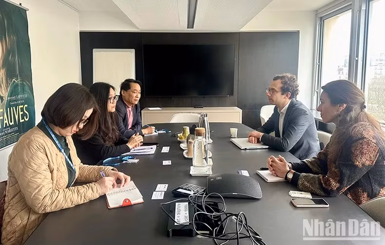 Séance de travail entre les responsables du ministère vietnamien de la Culture, des Sports et du Tourisme, et du Centre national du cinéma et de l’image animée de France (CNC), le 27 février à Paris. Photo : NDEL.