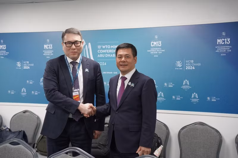 Le ministre vietnamien de l'Industrie et du Commerce, Nguyên Hông Diên (à droite), et son homologue kazakh du Commerce et de l'Intégration, Arman Shakkaliyev, fin février 2024, en marge de la 13e Conférence ministérielle de l'Organisation mondiale du Commerce (OMC) aux Émirats arabes unis. Photo: congthuong.vn. Le ministre vietnamien de l'Industrie et du Commerce, Nguyên Hông Diên (à droite), et son homologue kazakh du Commerce et de l'Intégration, Arman Shakkaliyev, fin février 2024, en marge de la 13e Conférence ministérielle de l'Organisation mondiale du Commerce (OMC) aux Émirats arabes unis. Photo: congthuong.vn.