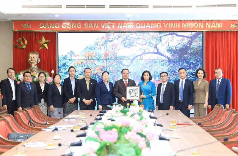 Le procureur du Parquet populaire de la ville de Vientiane, Khamsouk Sengmixay, a souligné l’importance de promouvoir une coopération plus étroite et plus efficace entre son organe et le Parquet populaire de la ville de Hanoï, notamment dans la lutte contre les nouvelles formes de criminalité comme la criminalité liée à la haute technologie ou la criminalité transnationale. Photo : hanoimoi.vn
