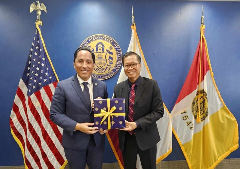Le consul général vietnamien à San Francisco, Hoàng Anh Tuân (à droite), et le maire de la ville de San Diego, Todd Gloria. Photo : Consulat général du Vietnam à San Francisco.