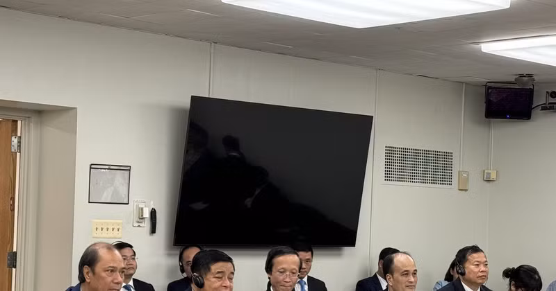 Le ministre vietnamien du Plan et de l'Investissement Nguyen Chi Dung et la délégation vietnamienne au dialogue. Photo : VNA.