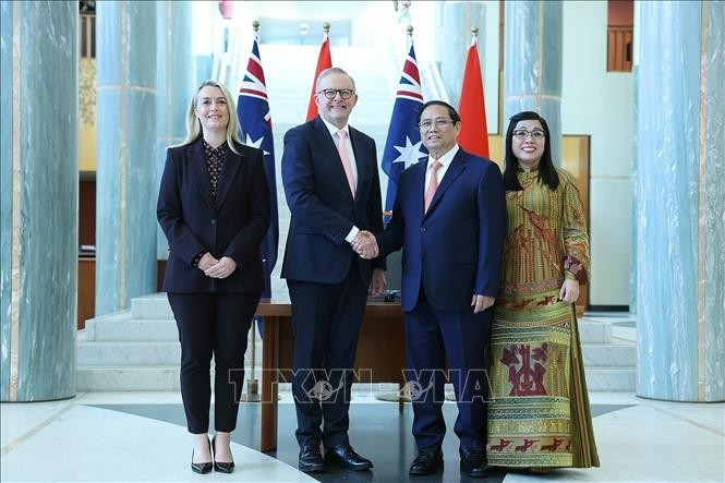 Le Premier ministre Pham Minh Chinh (deuxième à droite) et son épouse rencontrent son homologue australien Anthony Albanese (gauche) et sa fiancée. Photo : VNA.