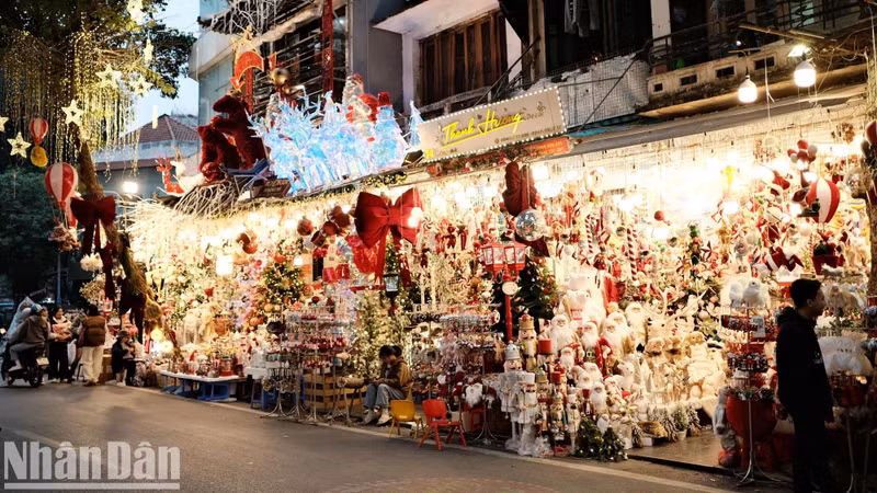 Depuis des années, la rue de Hang Ma est devenue une destination de prédilection lors des grandes fêtes, dont Noël. Elle propose tous les objets décoratifs nécessaires pour une célébration en bonne et due forme : des sapins, des couronnes de laurier, des nœuds en tout genre, des peluches en forme de Père Noël… Photo : Trung Hieu/NDEL.