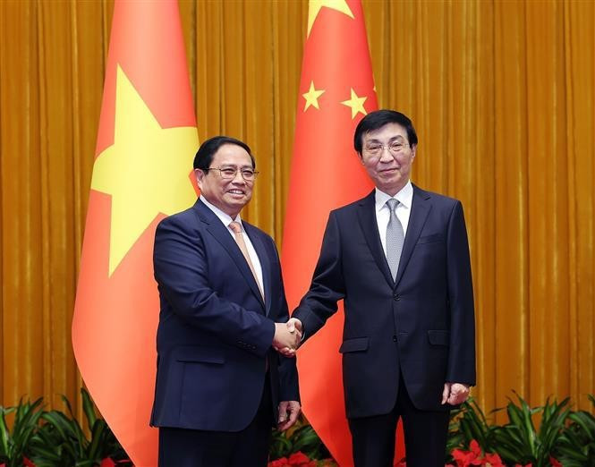 Le PM vietnamien Pham Minh Chinh (à gauche) et le Président du Comité national de la CCPPC, Wang Huning. Photo : VNA.