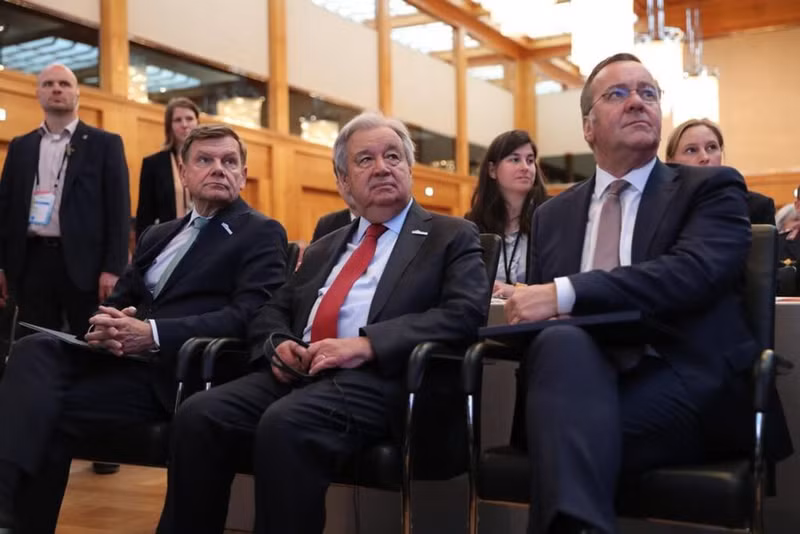 Le secrétaire général de l'ONU Antonio Guterres (centre), le ministre allemand de la Défense, Boris Pistorius (droite), et le ministre allemand des Affaires étrangères Johann Wadephul à Berlin. Photo : Xinhua. 