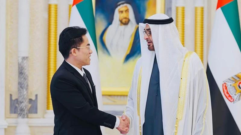 L’ambassadeur vietnamien aux Émirats arabes unis, Nguyen Thanh Diep (à gauche), et le Président émirati Mohammed ben Zayed Al Nahyan, le 12 juin au Palais présidentiel. Photo: Ambassade du Vietnam aux Émirats arabes unis. 