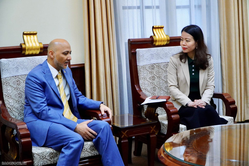 La vice-ministre vietnamienne des Affaires étrangères, Nguyên Minh Hang (à droite), et l'ambassadeur des Émirats arabes unis au Vietnam, Bader Almatrooshi, le 14 mars à Hanoi. Photo: baoquocte.vn.