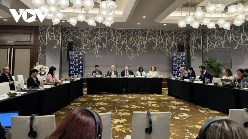 Vue générale de la conférence de presse pour annoncer la visite d’une haute délégation commerciale américaine au Vietnam, le 18 mars à Hanoï. Photo: VOV.