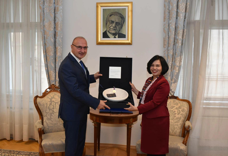 L'ambassadrice du Vietnam en Hongrie et en Croatie, Nguyen Thi Bich Thao (à droite), et le ministre croate des Affaires étrangères et européennes, Grlić Radman. Photo: ministère croate des Affaires étrangères et européennes