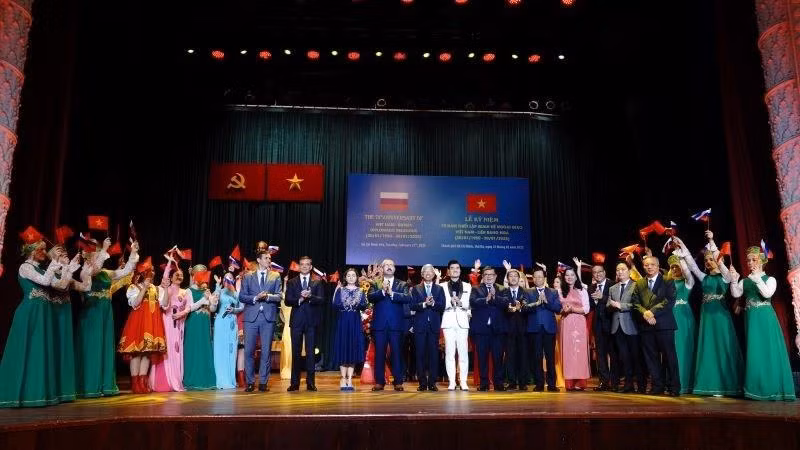Lors de la cérémonie de célébration du 75ᵉ anniversaire de l'établissement des relations diplomatiques entre le Vietnam et la Russie, le 25 février à Hô Chi Minh-Ville. Photo : NDEL.