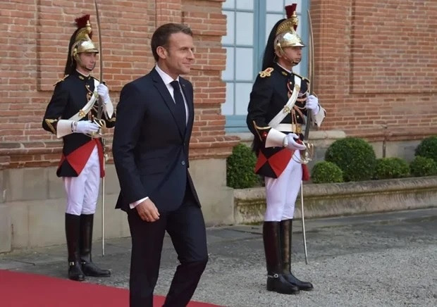 Le Président français, Emmanuel Macron, et des gardes devant l'Élysée. Photo : Getty Images.