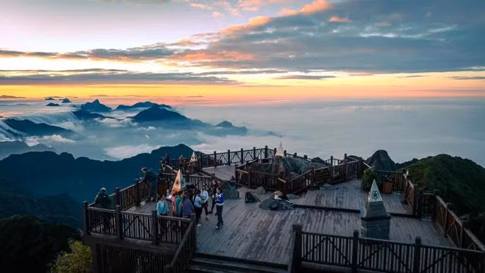 Mer de nuages sur la chaîne de Hoang Lien Son et couvrant la vallée de Muong Hoa. Photo: Minh Tu.