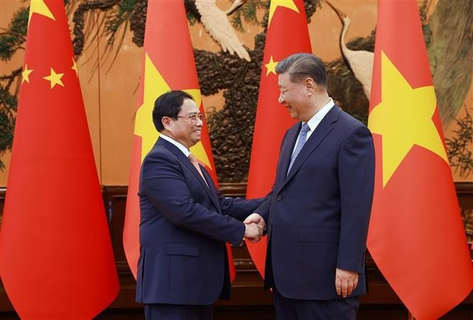 Le PM vietnamien Pham Minh Chinh (à gauche) et le Secrétaire général du Parti communiste chinois (PCC) et Président chinois, Xi Jinping. Photo : VNA.