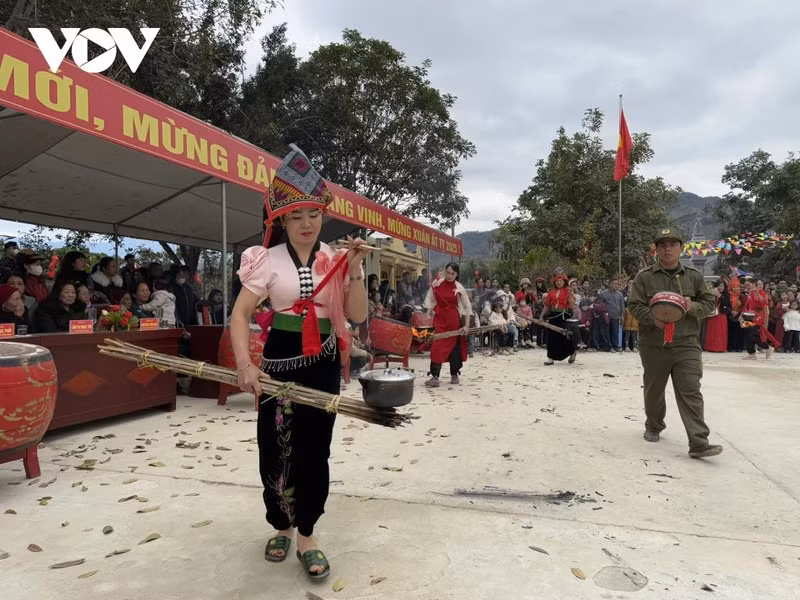 L’épopée des sœurs Trung reste toujours gravée dans l’esprit et dans le cœur de tous les Vietnamiens. Ces deux femmes ont réussi à repousser victorieusement pendant trois ans les attaques chinoises au Vietnam. Un autre facteur qui explique le prestige éternel des sœurs Trung : le fait qu’elles sont des femmes qui prennent les armes pour protéger le pays. Elles méritaient de devenir des héroïnes de l’indépendance nationale et être le symbole du patriotisme. Photo : VOV L’épopée des sœurs Trung reste toujours gravée dans l’esprit et dans le cœur de tous les Vietnamiens. Ces deux femmes ont réussi à repousser victorieusement pendant trois ans les attaques chinoises au Vietnam. Un autre facteur qui explique le prestige éternel des sœurs Trung : le fait qu’elles sont des femmes qui prennent les armes pour protéger le pays. Elles méritaient de devenir des héroïnes de l’indépendance nationale et être le symbole du patriotisme. Photo : VOV
