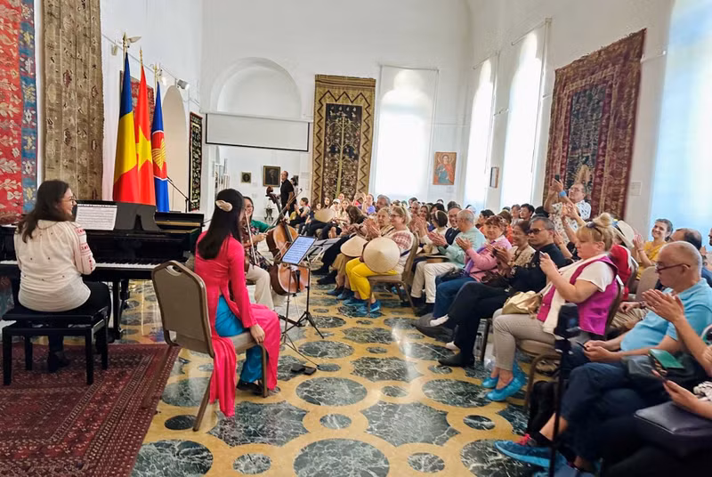 Les participants peuvent assister à des représentations artistiques traditionnelles et à une diffusion de courts métrages sur la beauté du Vietnam. Photo: baoquocte.vn. Les participants peuvent assister à des représentations artistiques traditionnelles et à une diffusion de courts métrages sur la beauté du Vietnam. Photo: baoquocte.vn.