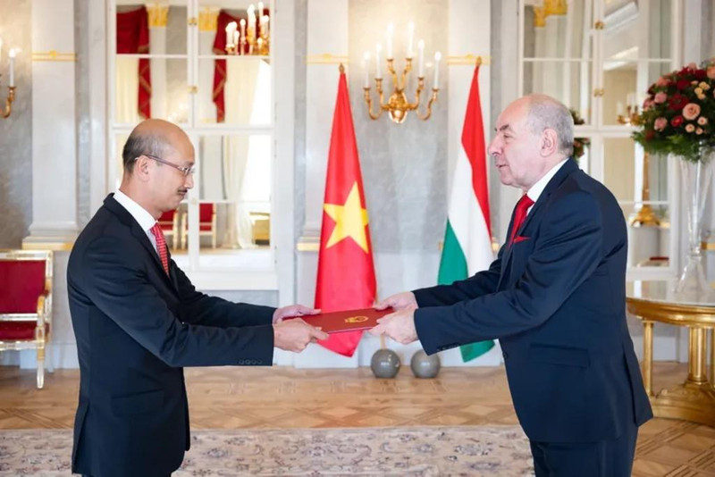 L'ambassadeur Bùi Lê Thai (gauche) et le président hongrois Sulyok Tamás. Photo: VNA.