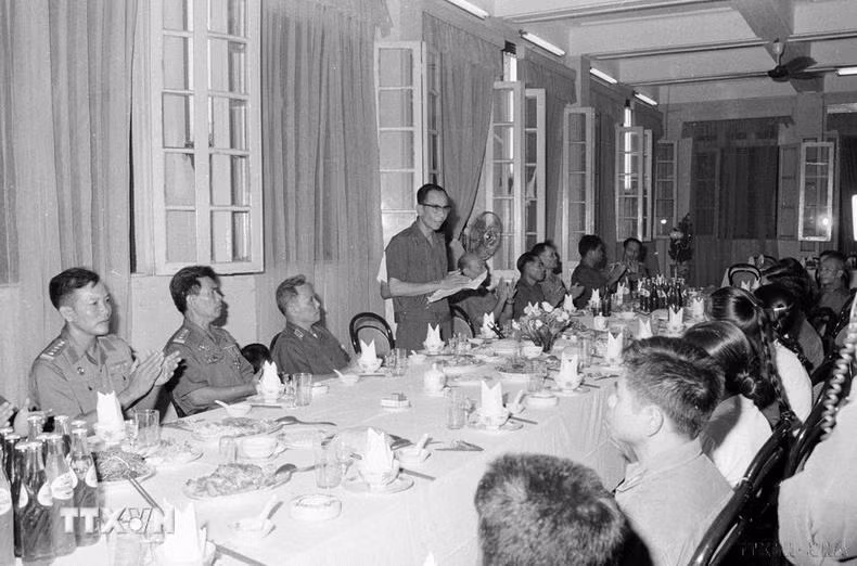 Le vice-Premier ministre et ministre laotien de la Défense, Khamtay Siphandone, prend la parole lors d’une réunion avec des experts et des proches de soldats volontaires vietnamiens tombés sur le champ de bataille du Laos (en 1977). Photo d'archives : VNA. Le vice-Premier ministre et ministre laotien de la Défense, Khamtay Siphandone, prend la parole lors d’une réunion avec des experts et des proches de soldats volontaires vietnamiens tombés sur le champ de bataille du Laos (en 1977). Photo d'archives : VNA.