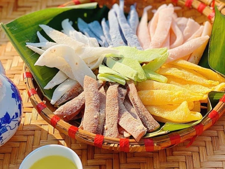 De la confiture de noix de coco aux couleurs colorées préparée par Nguyen Thi Thom pour le Têt. Photo : VNA.