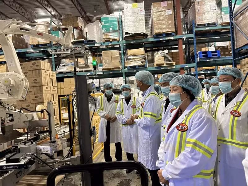 La délégation vietnamienne visite le groupe Dan-D-Food, qui envisage d’investir au Vietnam dans la transformation des produits agricoles et confiseries destinés à l'exportation vers les marchés nord-américains et canadiens. Photo: baoquocte.vn.