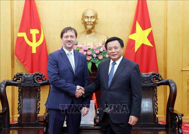 Nguyen Xuan Thang, membre du Bureau politique, directeur de l'Académie nationale de politique Ho Chi Minh, président du Conseil théorique central (droite), et l'ambassadeur de Hongrie au Vietnam Baloghdi Tibor. Photo: VNA.