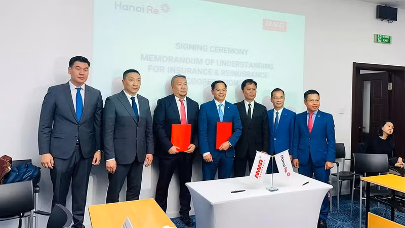 Cérémonie de signature d’un mémorandum de coopération dans les domaines de l’assurance et de la réassurance entre la société vietnamienne Hanoi Re et son homologue mongole Amar Insurance. Photo : baoquocte.vn.