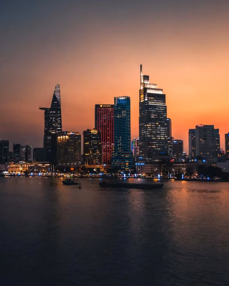 La beauté nocturne de Hô Chi Minh-Ville. Photo : Harry Bradley.