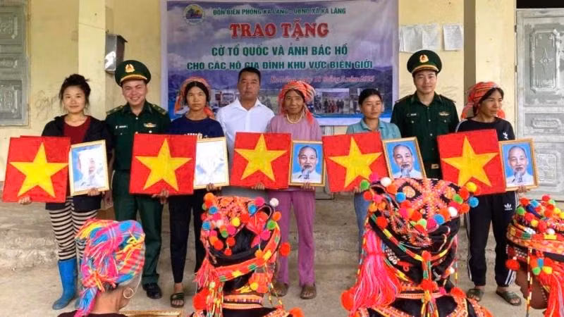 Cérémonie de remise des drapeaux nationaux et des portraits de l'Oncle Hô aux habitants de Lai Chau. Photo : NDEL.
