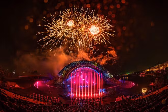 La scène de l’événement Coca-Cola impressionne avec une variété d’effets. Photo : Sun Group.