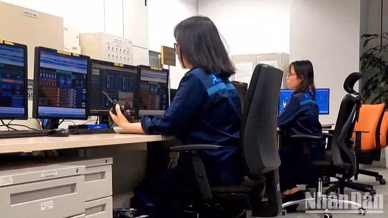 En plus des solutions techniques, l'aéroport international de Noi Bai s’emploie à renforcer la sensibilisation de son personnel à la nécessité d'économiser de l’énergie, en modifiant les habitudes énergétiques. Photo : NDEL.