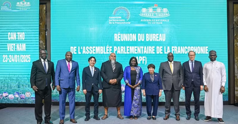 Les délégués posent pour une photo de souvenir lors de la séance de clôture de réunion du Comité exécutif de l’Assemblée parlementaire de la Francophonie (APF), à Cân Tho, le 24 janvier. Photo : quochoi.vn