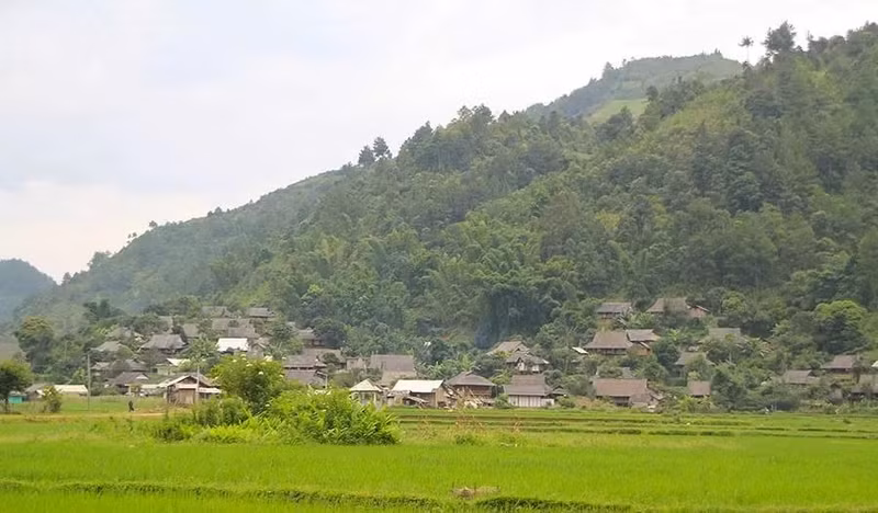Niché au cœur d’une vallée verdoyante et paisible, le village de tourisme culturel communautaire de Khim Noi offre aux visiteurs, vietnamiens et étrangers, une expérience unique grâce à la combinaison harmonieuse d’une nature magnifique et d’une culture autochtone distinctive. Photo : Centre d'information touristique du Vietnam.
