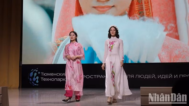 Un défilé de l'"áo dài" (tunique traditionnelle des Vietnamiennes), avec la participation des étudiants vietnamiens et russes à Tioumen. Photo : NDEL.