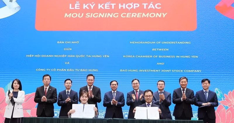 Signature des protocoles d’accord de coopération en matière d’investissement entre des entreprises sud-coréennes et vietnamiennes. Photo : VNA.