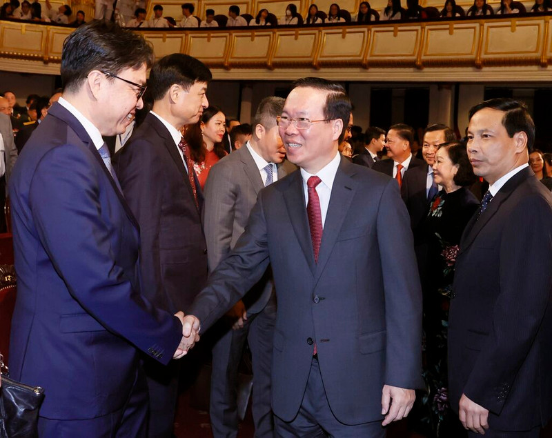 Le Président vietnamien, Vo Van Thuong (au milieu), et les délégués participant à la cérémonie, à Hanoi, le 7 janvier. Photo : VNA.