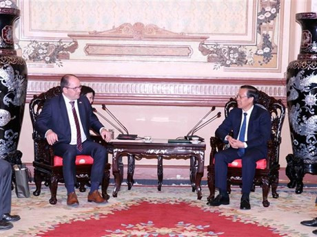 Le président du Comité populaire de Hô Chi Minh-Ville, Phan Van Mai (à droite), et le ministre tchèque de l'Agriculture, Marek Vyborny. Photo: VNA.