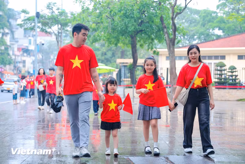 La famille de Nguyen Trung Thach (arrondissement de Dong Da, Hanoï) rend hommage au Président Ho Chi Minh.